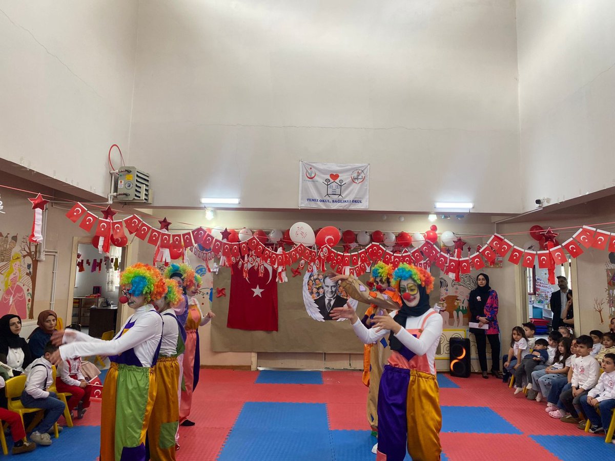 HorasanMtal's tweet photo. MAARİFİN KALBİNDE MARİFETLİ GENÇLİK
Maarifin kalbinde marifetli gençlik temasıyla okulumuz çocuk gelişimi ve eğitimi bölümü öğrencileri tarafından  ilçe genelinde köy okullarımızdaki  ana sınıflarında  palyaço gösterileri yapıldı.
@Erzurum_Mem @horasanmem25 @s__karakurt https://t.co/BLa6BkVdrG