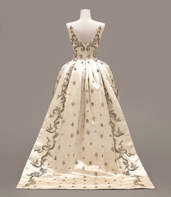 MadameGilflurt's tweet photo. A #frockingFabulous confection for our week-long celebration of #Balmain. #Fashionhistory go 1960, via the Queen Sirikit Museum of Textiles, Thailand. https://t.co/3H75X7gtwi