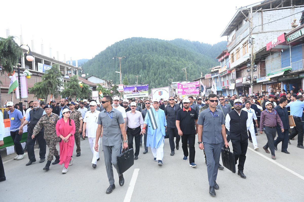 Anikaa_Nazir's tweet photo. Glad to be part of the Mega Rally against the drug menace held today in Kupwara in the presence of Hon’ble Lieutenant Governor Shri Manoj Sinha ji. Being a resident of Kupwara, it was encouraging to witness people from every section of society coming together for the collective mission of building a Drug-Free Kashmir. 
The participation of representatives from different political affiliations, respected MLAs, youth, civil society members, and citizens reflected a strong sense of unity and social responsibility towards this important cause. 
Such awareness initiatives, along with the ongoing crackdown against peddlers are significant steps towards safeguarding our future generations. 

 #DrugFreeKashmir #drugfreeKupwara  #NashaMuktKashmir
