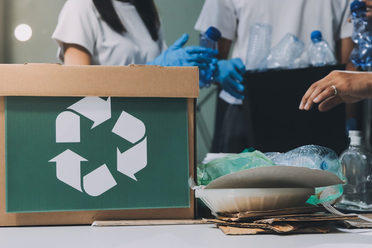 ecodes's tweet photo. El domingo es el #DíaMundialDelReciclaje ♻️🌍 y queremos recordar algo importante: gestionar bien los residuos también es acción climática.
En #CeroCO2 ayudamos a organizaciones a reducir su huella de carbono con una gestión más eficiente y sostenible. https://t.co/i6JxVBJIDp