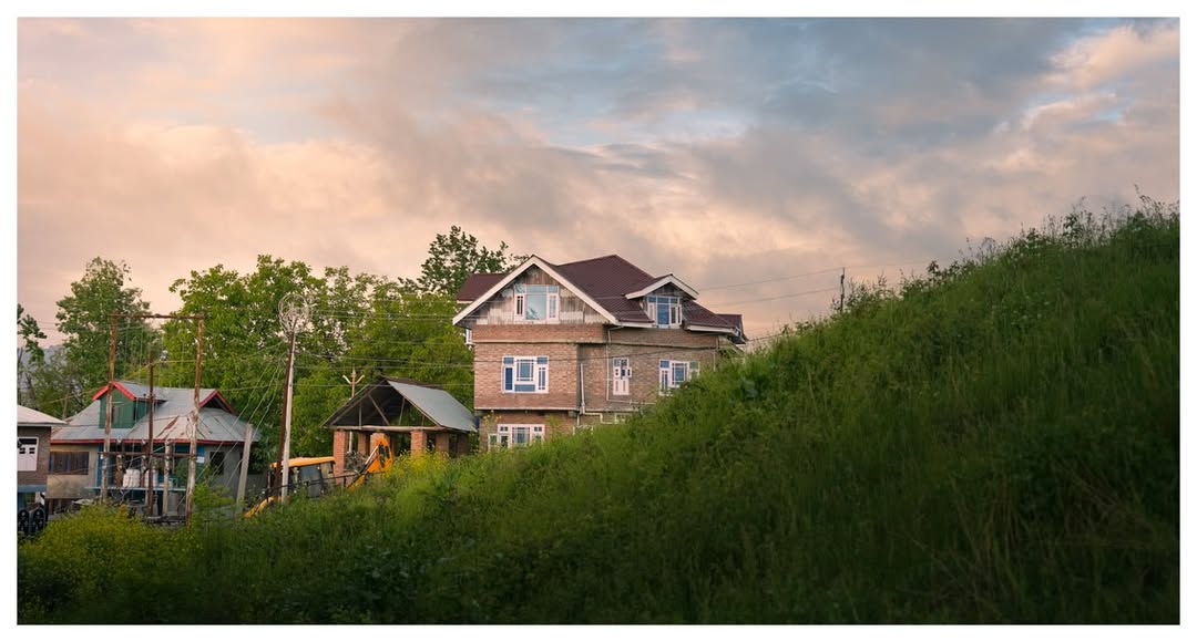 Sigma_India's tweet photo. A Evening light on a hillside doesn't last long, and the tonal range it creates — bright sky, deep greens, warm facades — can be tricky to hold in a single frame. The Sigma 24-70mm f/2.8 DG DN II Art handled it without compromise.

Sahil Sofi (IG: sahilcaptures) was there at the right moment.
