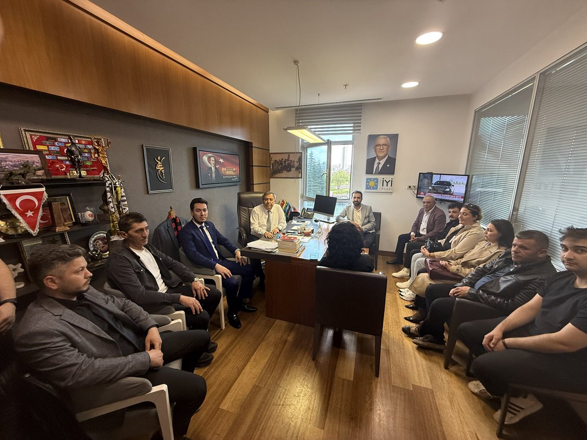 ArslanYuksel06's tweet photo. Gazi Meclisimizde bizleri ziyaret eden;
Beypazarı İlçe Başkanımız Uğur Turan’a, kıymetli yönetimine, Beypazarı Gençlik Kolları Başkanımız Halil Narin’e ve Beypazarı Belediye Meclis Üyemiz Sayın Ali Uysal’a nazik ziyaretlerinden dolayı teşekkür ediyorum. https://t.co/kv4fPdjq55