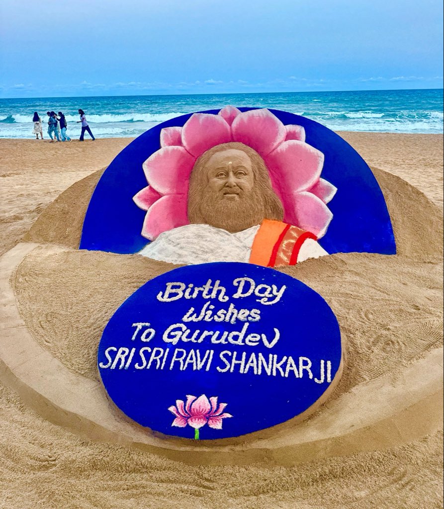 sudarsansand's tweet photo. Heartfelt Birthday Wishes to Gurudev Sri Sri Ravi Shankar Ji on his 70th Birthday 🙏 My sand art at Puri Beach, Odisha.
@Gurudev 
@ArtofLiving https://t.co/50UVxxiWjM