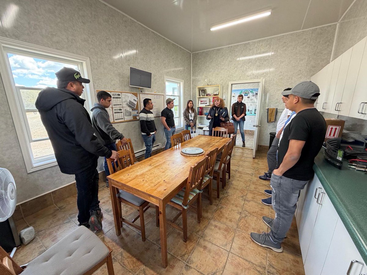 ConsGtToronto's tweet photo. El @ConsGtToronto  realizó una visita consular a Hoenhorst Farms Ltd., con el propósito de fortalecer la comunicación con la empresa y brindar acompañamiento a los trabajadores guatemaltecos que laboran en sus instalaciones. https://t.co/Ue6G8jf9Oh