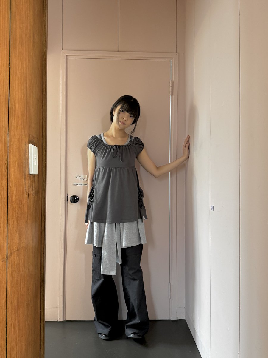 _tuomio's tweet photo. SHIRRED POCKET TOP [CHARCOAL]

퍼프 소매와 리본 디테일이 돋보이는
베이비돌 실루엣의 2-WAY 탑입니다.

스퀘어넥 또는 오프숄더로
무드에 따라 다양하게 연출해보세요🤍 https://t.co/vEr4qk41lk