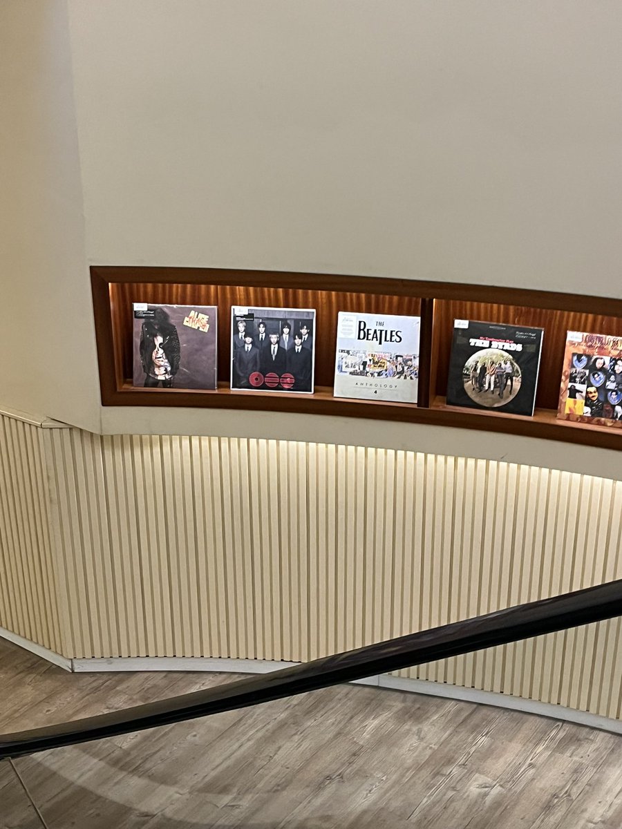 vantelepthy's tweet photo. cuando los biti vengan al ateneo y mientras bajen la escalera vean su vinilo https://t.co/e8wV7435a9