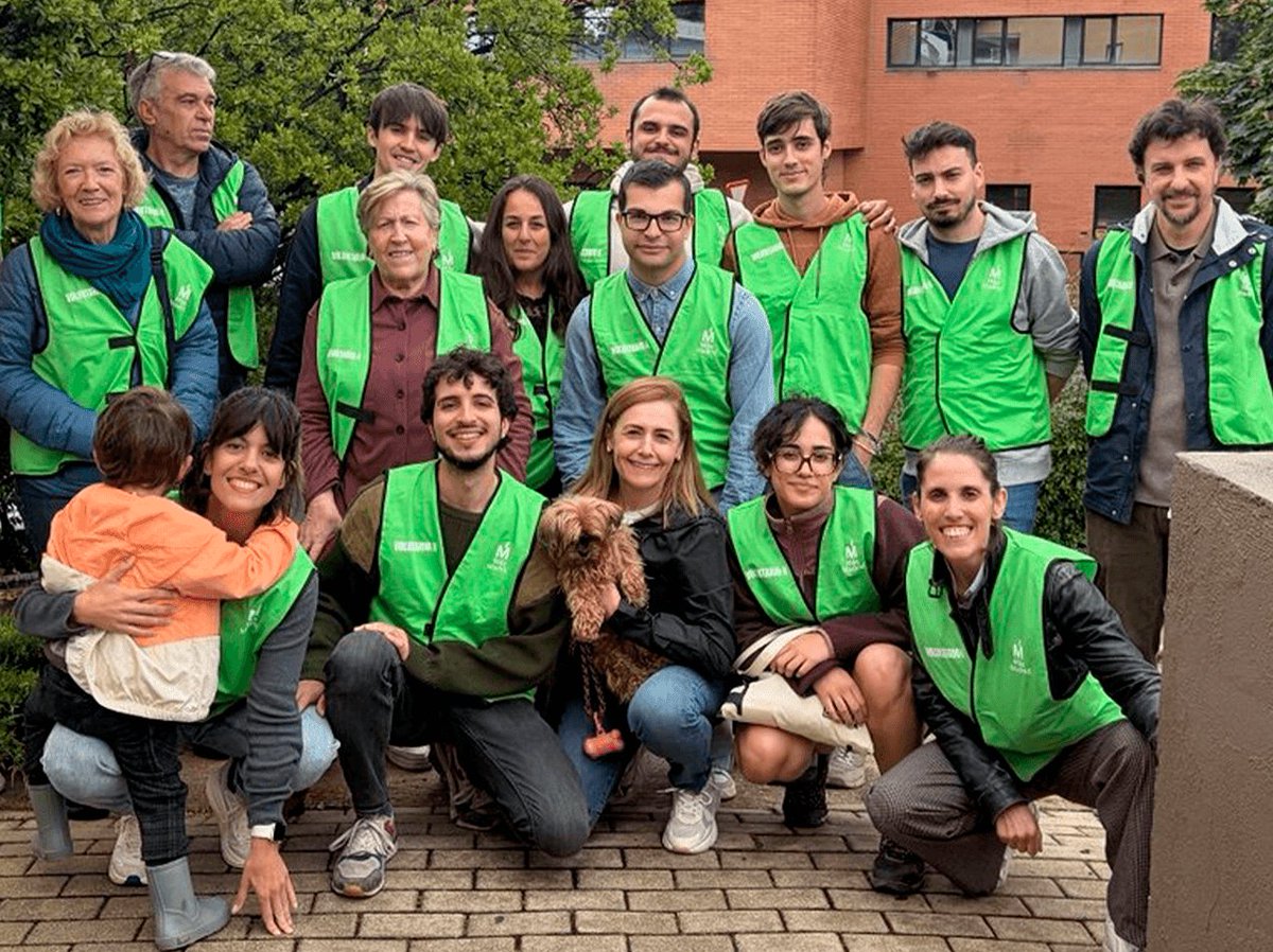 Mas_ColmenarV's tweet photo. Hemos iniciado nuestro Puerta a Puerta para conocer de primera mano la opinión de todos los vecinos y vecinas para mejorar nuestro pueblo.

¡Ya hemos tocado más de 200 casas! 🚪

Gracias a quienes ya nos habéis dedicado unos minutos 💚
https://t.co/zq5iU3I3n2 https://t.co/03aEYM9DsI