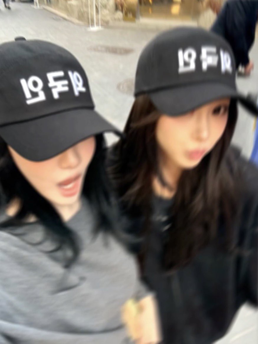 nng230's tweet photo. 아니 진짜 외국인 컨셉으로 명동 돌아댕긴거라고?ㅋㅋㅋㅋㅋㅋㅋㅋㅋㅋㅋㅋ https://t.co/6wVFZlfxUS