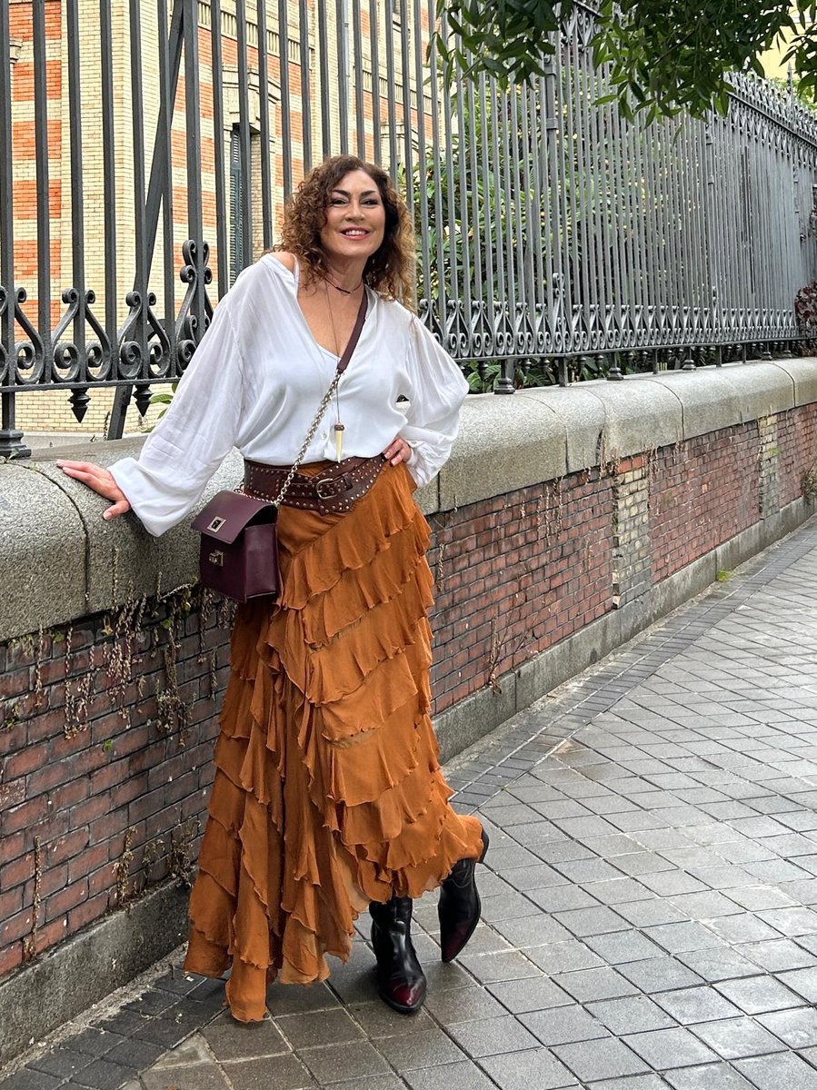 bsideshowroom's tweet photo. Nuestra amiga Carmen Nadia con falda de @Mes_Demoiselles, rebosando estilazo por Madrid ❤️🌷 https://t.co/l3YGImVhJ5