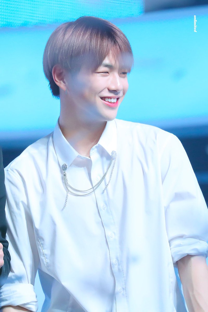WithKDN_TH's tweet photo. D-452

하얀 셔츠 입은 강다니엘은 진짜 반칙이지… ☁️🤍
무대 위에서는 아련한 분위기로 심장 흔들어 놓고,
웃는 순간엔 세상 제일 따뜻한 강아지 같아 🥺✨

그 눈빛에 또 반하고, 그 미소에 또 무너져 🤍

#강다니엘 #KANGDANIEL #คังแดเนียล @kd_officialx

(2018.12.31) https://t.co/8vqWoiXwe1