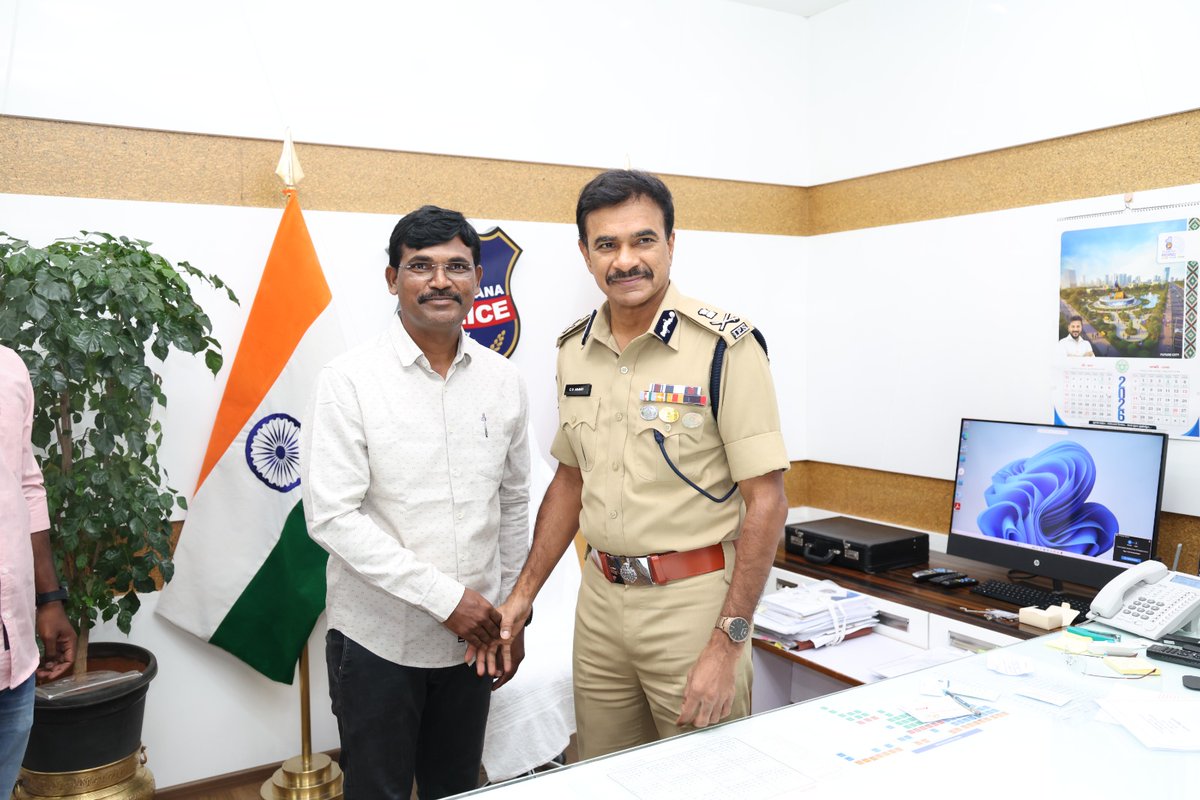 Anilkumar_wgl's tweet photo. @highlight 
*Telangana State Journalists Union State President Purushottam Naragoni, State General Secretary Thokala Anil Kumar and Medchal District President Mutyam Mukesh Goud cordially congratulated Shri C.V. Anand on taking charge as the DGP of Telangana State.* https://t.co/S7vu2mbvQ9