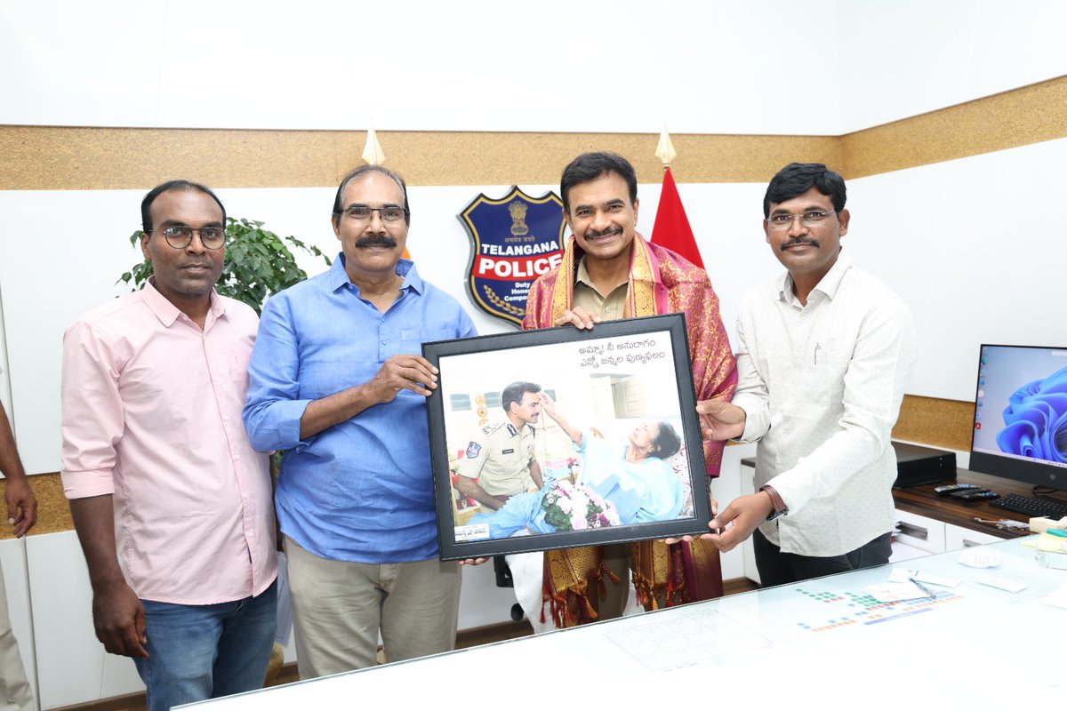 Anilkumar_wgl's tweet photo. @highlight 
*Telangana State Journalists Union State President Purushottam Naragoni, State General Secretary Thokala Anil Kumar and Medchal District President Mutyam Mukesh Goud cordially congratulated Shri C.V. Anand on taking charge as the DGP of Telangana State.* https://t.co/en3gyfC8TU