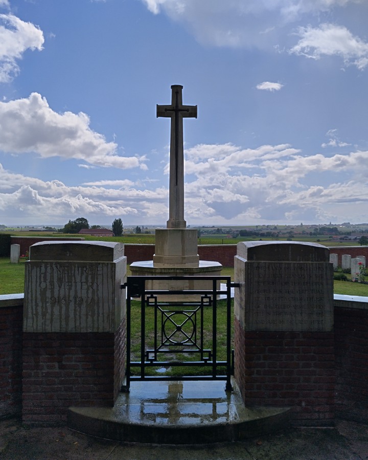 MMP1917's tweet photo. Right next to Pool of Peace (Spanbroekmolen Crater) lies a place that often goes unnoticed. 
Lone Tree Cemetery contains 88 graves, 9 of which are unidentified. All the casualties fell in 1917. https://t.co/bQsywamJNe
