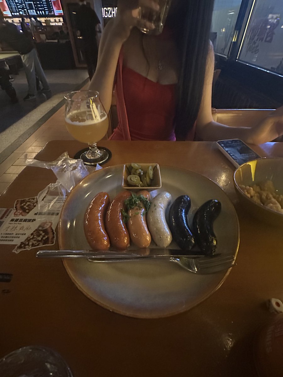 xdjnkcs's tweet photo. 如果一个女生她身材爆好 属于那种我看一眼就硬的 
但如果她谈吐气质很土气
我也会下头筛选掉她
她们不值得我费力 https://t.co/hbd4xHYo9A
