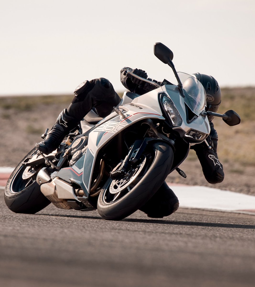 TriumphJapanKK's tweet photo. 【Daytona 660】
その名が戻ってきた。

伝説のDaytonaの名を受け継ぎ、660cc3気筒が95PSを叩き出す。
クリップオンハンドル、フルカウル、公道でもサーキットでも妥協しないスペック。
乗るたびに、このバイクを選んだ理由がわかる。

愛車を、もっと自分らしく。【アクセサリーご購入50%サポートキャンペーン】
キャンペーン期間中に対象の新車をご成約後、6月30日（火）までにご登録完了の方に、税込11万円以上の純正アクセサリーを50%サポート。
※Scrambler 400 X / Scrambler 400 XC / Speed 400は、純正アクセサリー1点以上のご購入が対象となります。
詳しくはお近くの正規販売店へ。