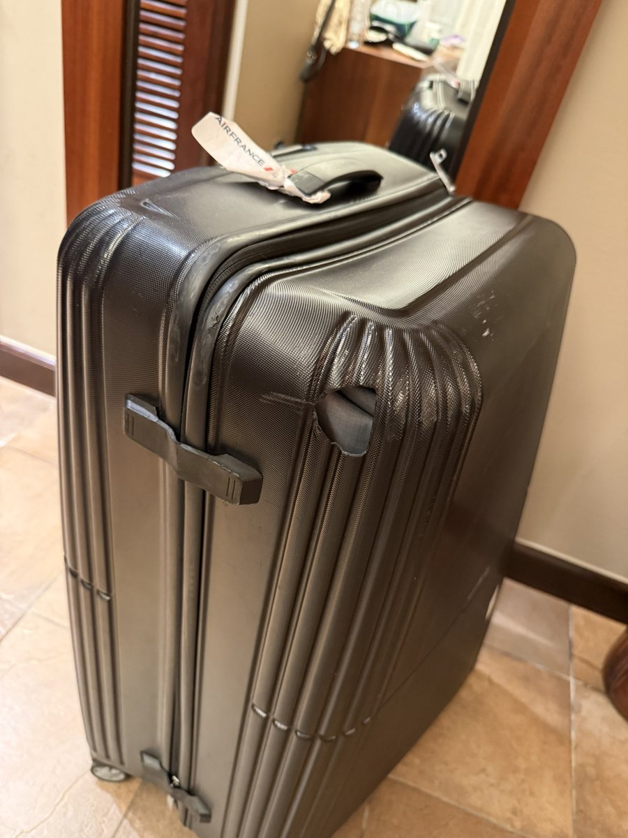 Yan23OM's tweet photo. @StephenFleming @AirFranceKLM Pas la même situation pour moi. 

Vol CDG-RUN en février 2026, remboursement de 100€ de la part d´@AirFranceFR @AirFranceKLM pour une valise Samsonite avec un prix d’achat de 549€. 

Une honte https://t.co/ERe05DhP4W