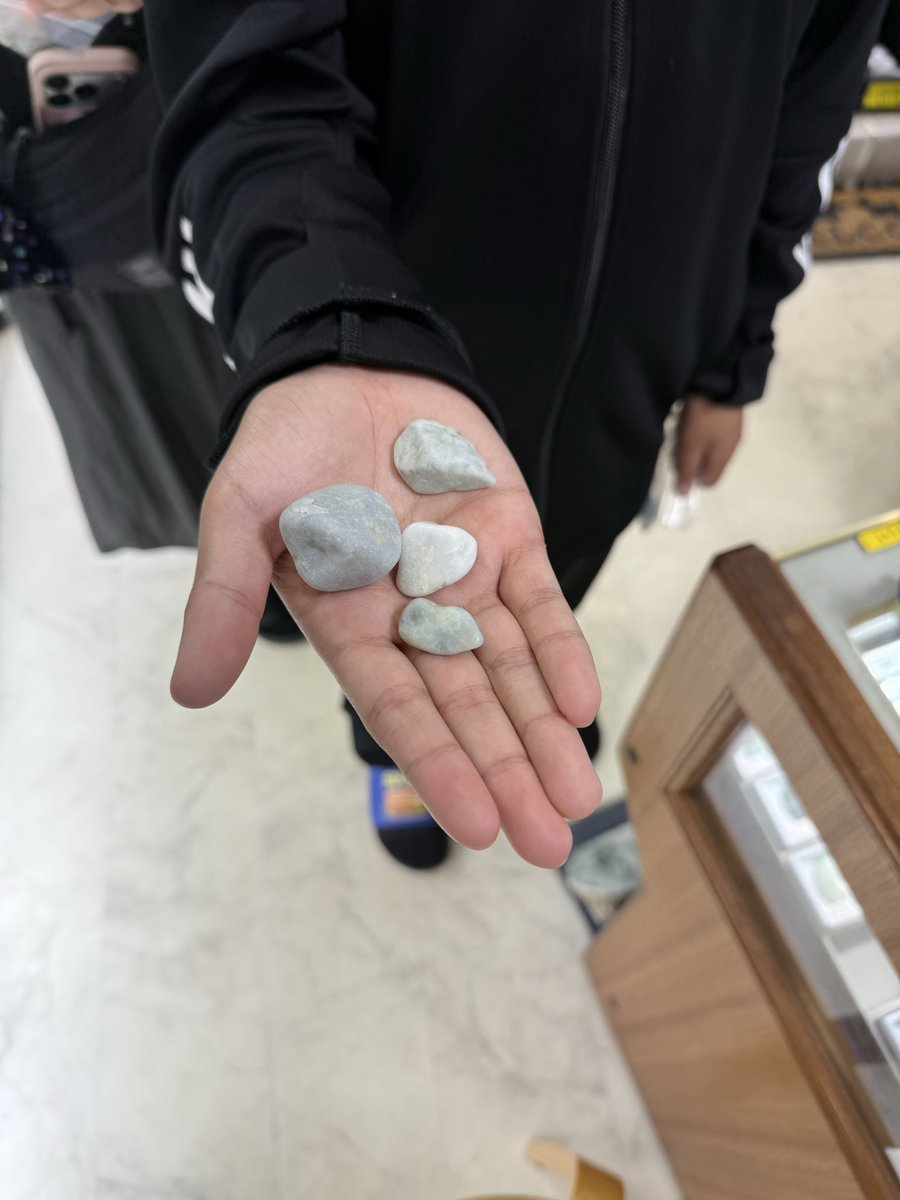 hisuimidoriten's tweet photo. お客さんがゲット‼️
こちらの方はヒスイ拾いの基本と言える「白い石を拾う❗️」を守り翡翠をゲット❗️😁👍
1つ目は薄い緑色に透過する綺麗な翡翠ですね😁👍
2つ目も透過の綺麗な翡翠です😁👍
3つ目は真っ白な翡翠ですね😁真っ白はレアなので良かったですね😁👍👍
#糸魚川で翡翠拾い
#2026年ヒスイ拾い https://t.co/Wv3eqDNj1W