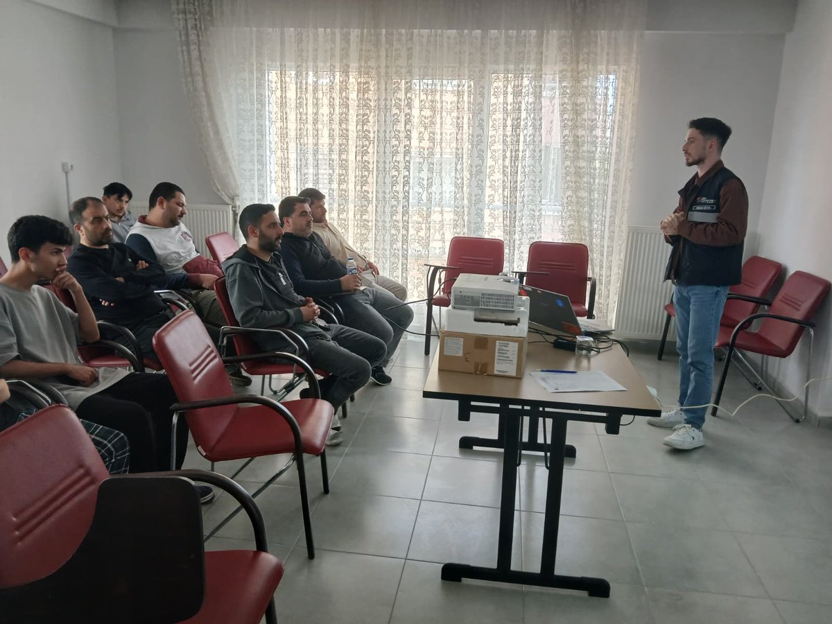 SamsunKYGM's tweet photo. Canik Erkek Öğrenci Yurdumuzda, öğrencilere ve yurt personellerine yönelik Bilgisayar Mühendisi Gökhan Büyük, tarafından Yapay Zeka Farkındalık Eğitim programı düzenlendi.
#GSBYurtları https://t.co/RZgLtsgFwW