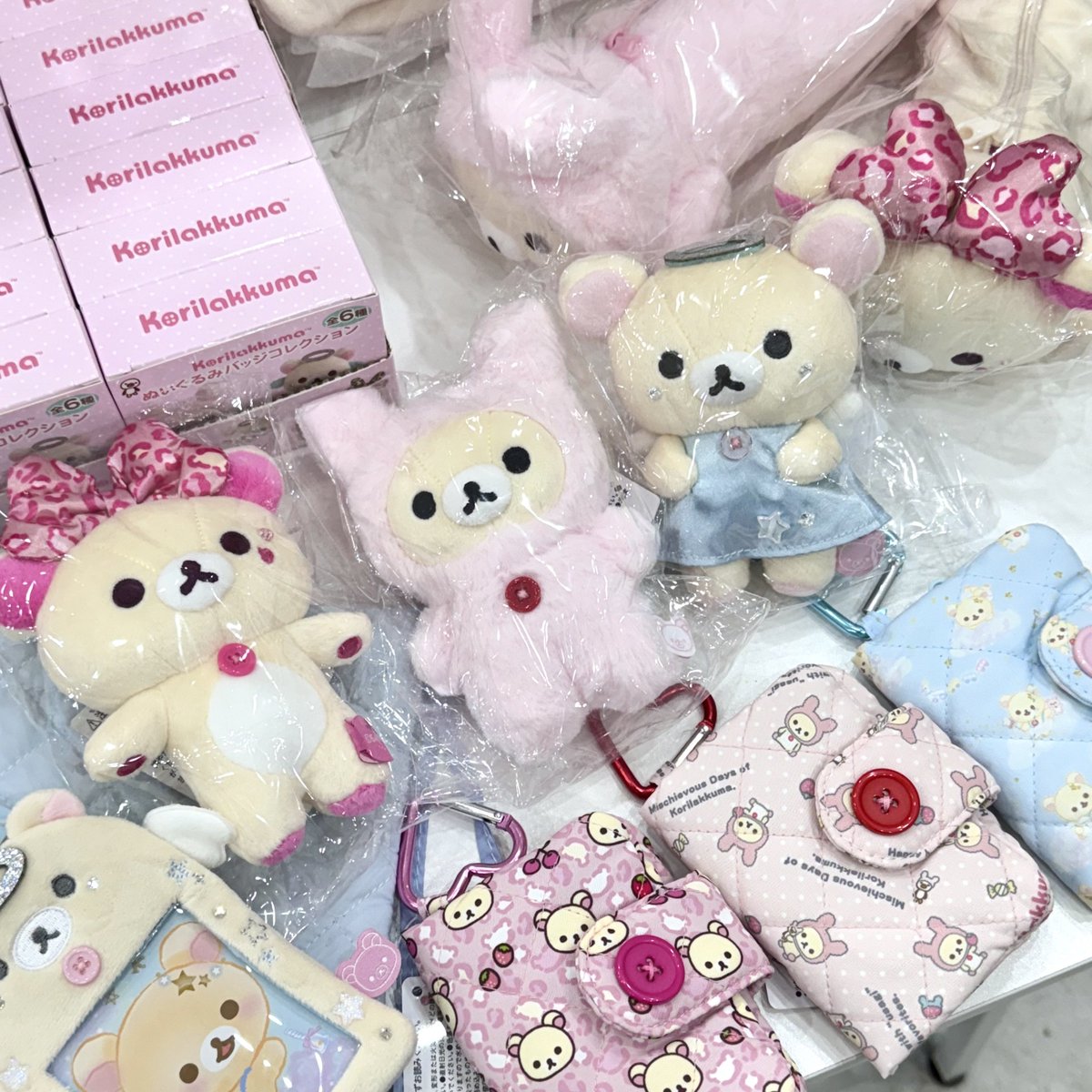 chiE_store's tweet photo. 코리락쿠마 가득! 잇빠이 시리즈 입고했습니다 🐰🩷

인기 진짜 많은.. 코리락쿠마 시리즈 입고되었어요 ( •̀ ω •́ )✧

현재 오프라인 매장은 닫혀있지만 택배 주문 가능하세요! 

입고 목록 🍰

- 마스코트 3종
- 포토홀더 3종
- 페이스 주머니 파우치 3종
- 비즈 스트랩 키링 3종
- 펜파우치 필통 2종
- 퀼팅 반지갑 코인케이스 3종 (호피,우사기,천사)
- 냅색 가방 2종
- 코리락쿠마 스티커 바인더

- 랜덤 페이스 인형 뱃지