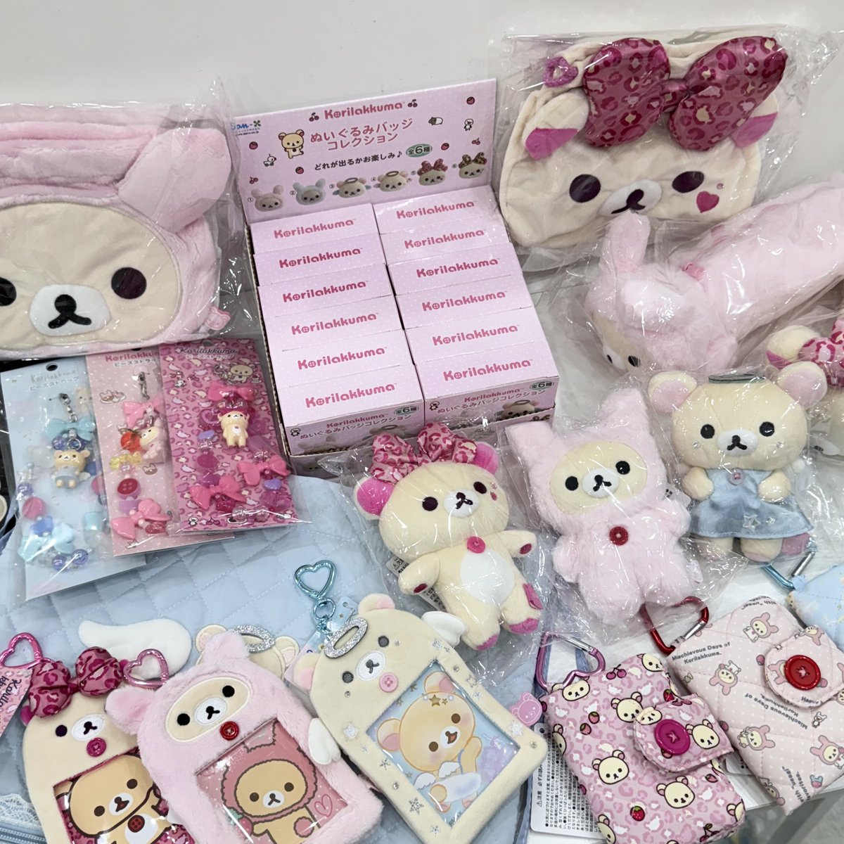 chiE_store's tweet photo. 코리락쿠마 가득! 잇빠이 시리즈 입고했습니다 🐰🩷

인기 진짜 많은.. 코리락쿠마 시리즈 입고되었어요 ( •̀ ω •́ )✧

현재 오프라인 매장은 닫혀있지만 택배 주문 가능하세요! 

입고 목록 🍰

- 마스코트 3종
- 포토홀더 3종
- 페이스 주머니 파우치 3종
- 비즈 스트랩 키링 3종
- 펜파우치 필통 2종
- 퀼팅 반지갑 코인케이스 3종 (호피,우사기,천사)
- 냅색 가방 2종
- 코리락쿠마 스티커 바인더

- 랜덤 페이스 인형 뱃지
