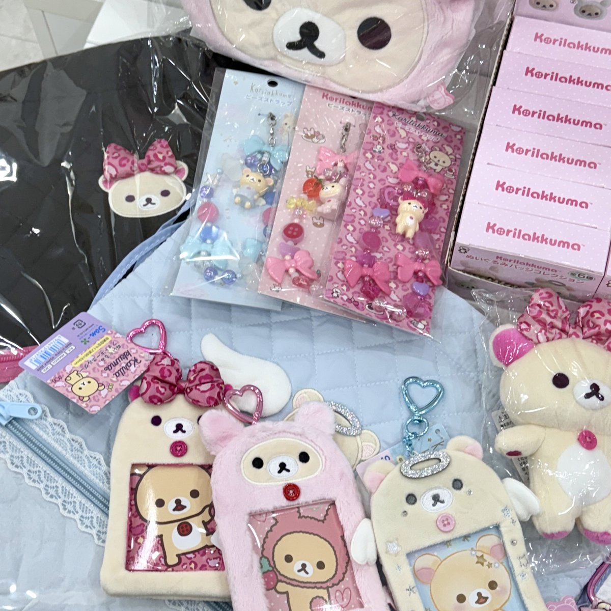 chiE_store's tweet photo. 코리락쿠마 가득! 잇빠이 시리즈 입고했습니다 🐰🩷

인기 진짜 많은.. 코리락쿠마 시리즈 입고되었어요 ( •̀ ω •́ )✧

현재 오프라인 매장은 닫혀있지만 택배 주문 가능하세요! 

입고 목록 🍰

- 마스코트 3종
- 포토홀더 3종
- 페이스 주머니 파우치 3종
- 비즈 스트랩 키링 3종
- 펜파우치 필통 2종
- 퀼팅 반지갑 코인케이스 3종 (호피,우사기,천사)
- 냅색 가방 2종
- 코리락쿠마 스티커 바인더

- 랜덤 페이스 인형 뱃지