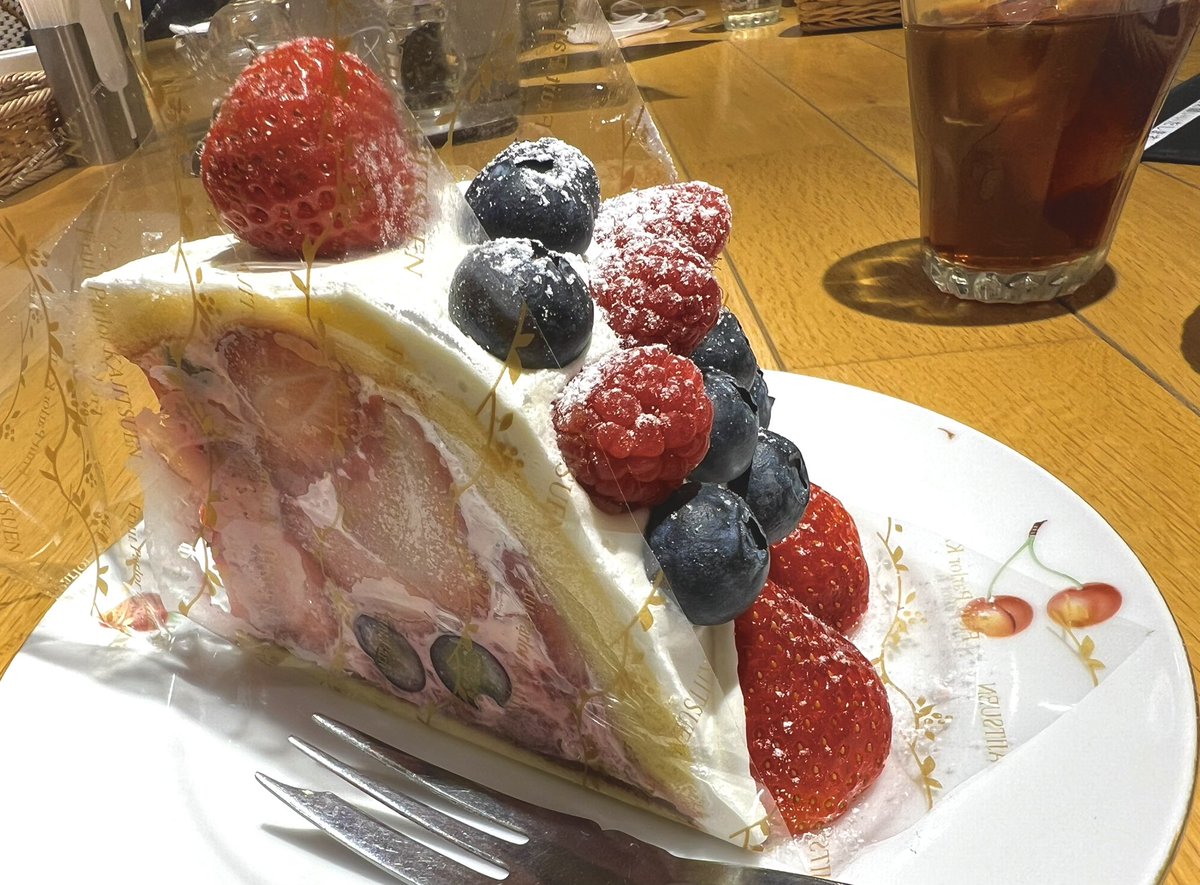makimacky's tweet photo. 昨日仕事がバタバタで1日遅れてしまったけど、民生さんお誕生日おめでとうございます！！
とってもお似合いな短髪素頭で歌う民生さんを早く生で拝見したい

お誕生日ケーキのミックスズコットは売り切れだったのでまた次の機会に
ミックスベリーズコット美味しかったです https://t.co/OWnQjvt9BF
