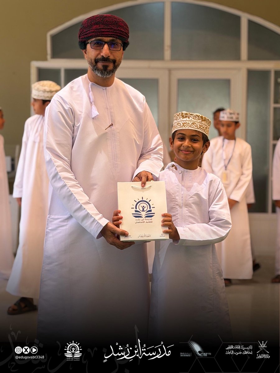 EduGovSbt3348's tweet photo. كرّمت إدارة المدرسة الطلبة المشاركين في الأنشطة المدرسية، والفائزين في المسابقات المختلفة، بالإضافة إلى الطلبة الأكثر تفعيلًا في منصة نور، وذلك تقديرًا لجهودهم وتميزهم خلال العام الدراسي.

#فعاليات_تعليمية_جنوب_الباطنة https://t.co/bPWcjmzYxd