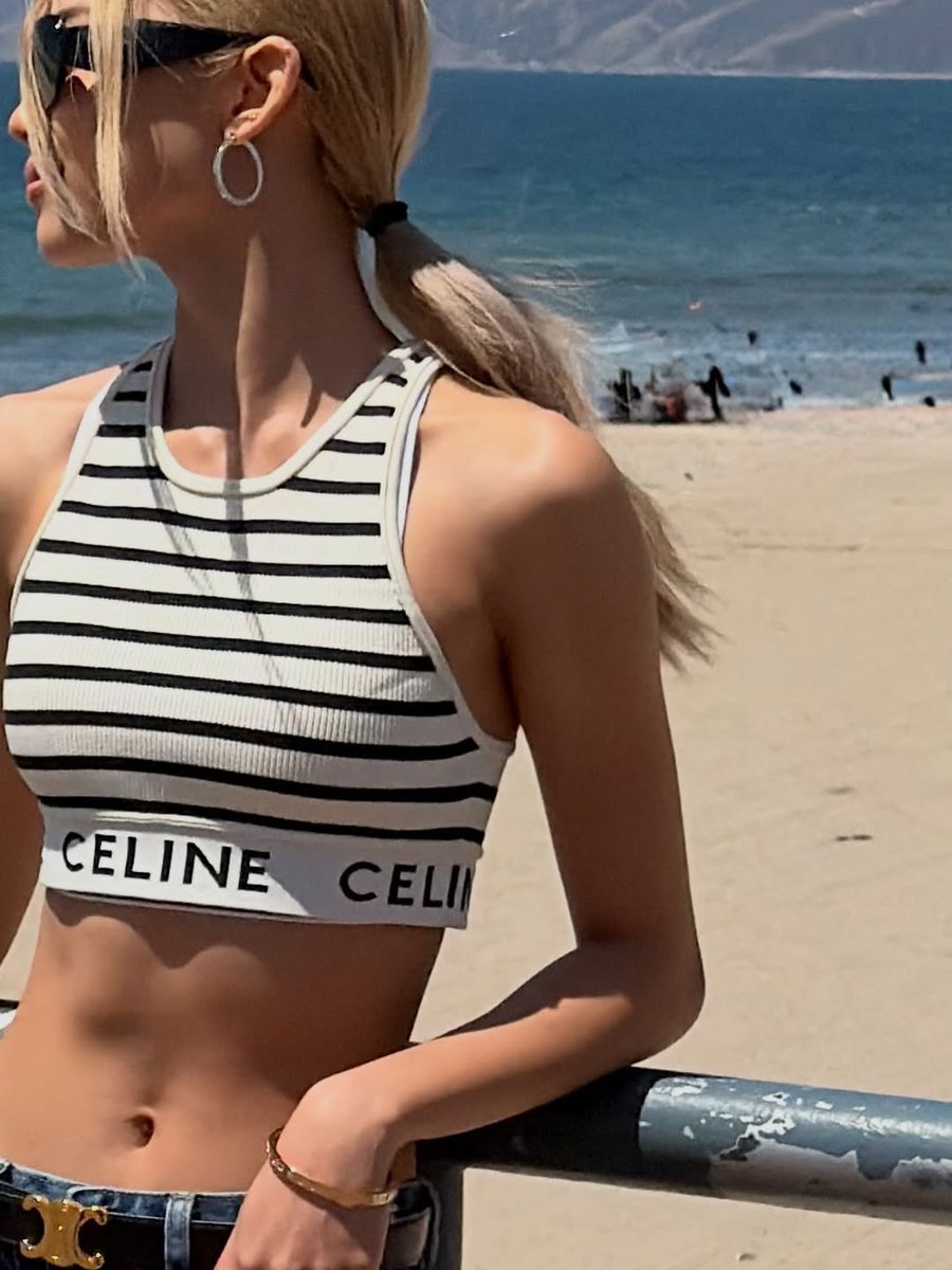 gwnthwrh's tweet photo. ABS FOR DAYS! ma’am, i am looking respectfully 👁️ 👄 👁️ https://t.co/2NjBMPmpAQ