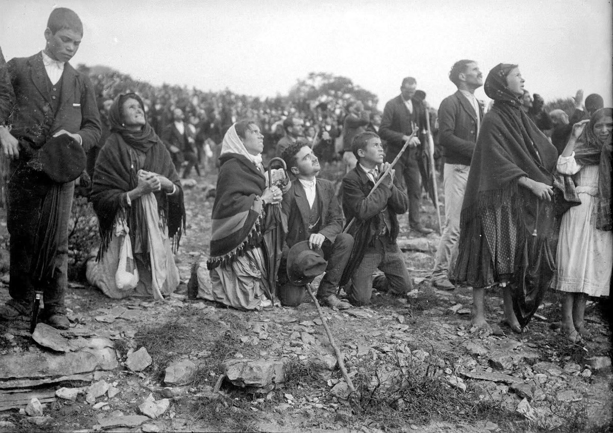 RuralPortugal's tweet photo. Populares durante o chamado "Milagre do Sol" em Fátima (1917)

[📸 Judah Ruah]

#PortugalRural https://t.co/4n3Zbxci9A