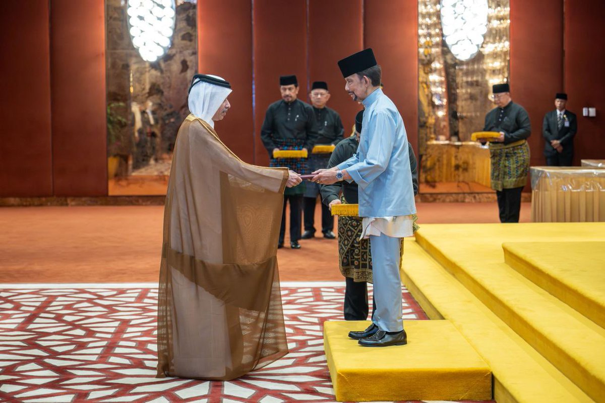 NadeebQa's tweet photo. 🇧🇳 🇶🇦| جلالة السلطان حسن البلقية سلطان بروناي دار السلام يتسلم أوراق اعتماد سعادة السيد عبدالله حمد علي الأدهم المري سفيرًا فوق العادة مفوّضًا لدولة قطر لدى بروناي دار السلام

#نديب_قطر | #قطر 🇶🇦 https://t.co/pTF0fwOdc5