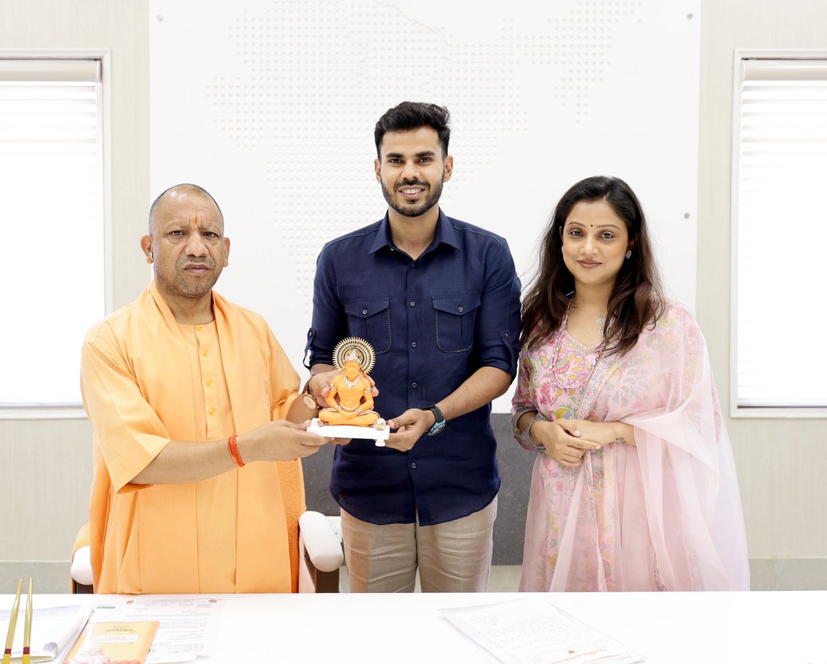 myogioffice's tweet photo. मुख्यमंत्री श्री @myogiadityanath जी महाराज से आज लखनऊ में एस. आर. ग्रुप ऑफ इंस्टीट्यूशंस के वाइस चेयरमैन श्री पीयूष सिंह चौहान जी एवं वाइस चेयरपर्सन श्रीमती सुष्मिता सिंह चौहान जी ने शिष्टाचार भेंट की। https://t.co/uVMi8UyxCJ