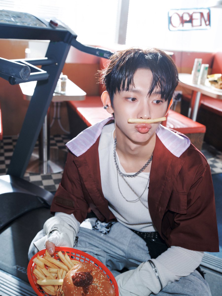 rikrinlvr's tweet photo. Went into a burger joint and the fucking waiter kept stealing my fries to serve instead of serving me #FIREHIM https://t.co/PkHrLSo8bK