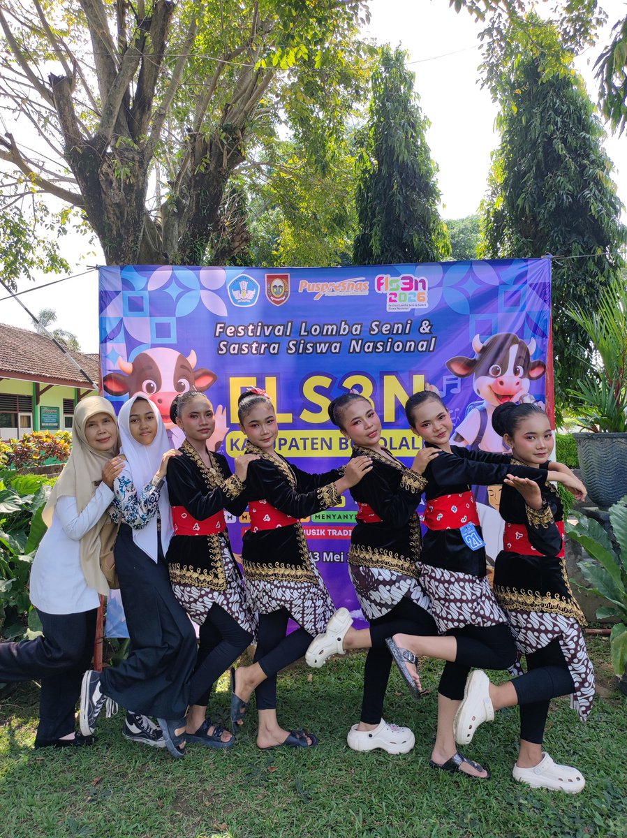 SharkYu0824's tweet photo. Rutinitas tiap tahun, jadi kang make up adek" esperoku yg ikut FLS3N seni tari✨

aku? yg fotoin.. nggak pernah masuk frame🙂‍↕️ https://t.co/VfykXf49EB