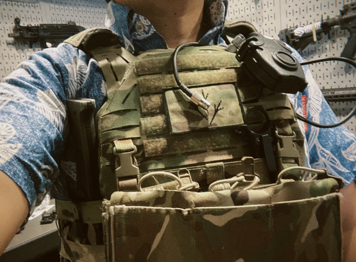 JACK_3298's tweet photo. 日曜はサバゲなので装備の準備
夏服なのにカマバンきついの笑えない https://t.co/nASTVgyq1t
