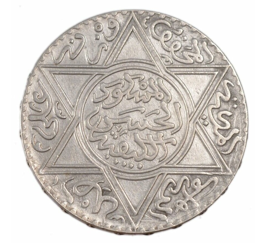SaidSai07102728's tweet photo. Avant 1915, le drapeau marocain était  rouge sans étoile mais sur certaines versions militaires, navales ou décoratives, on y trouvait un sceau à six branches appelé "sceau de Salomon" (khatam Sulayman).
C’est un symbole très répandue dans dans le monde musulman. https://t.co/xTtEQeYYo7