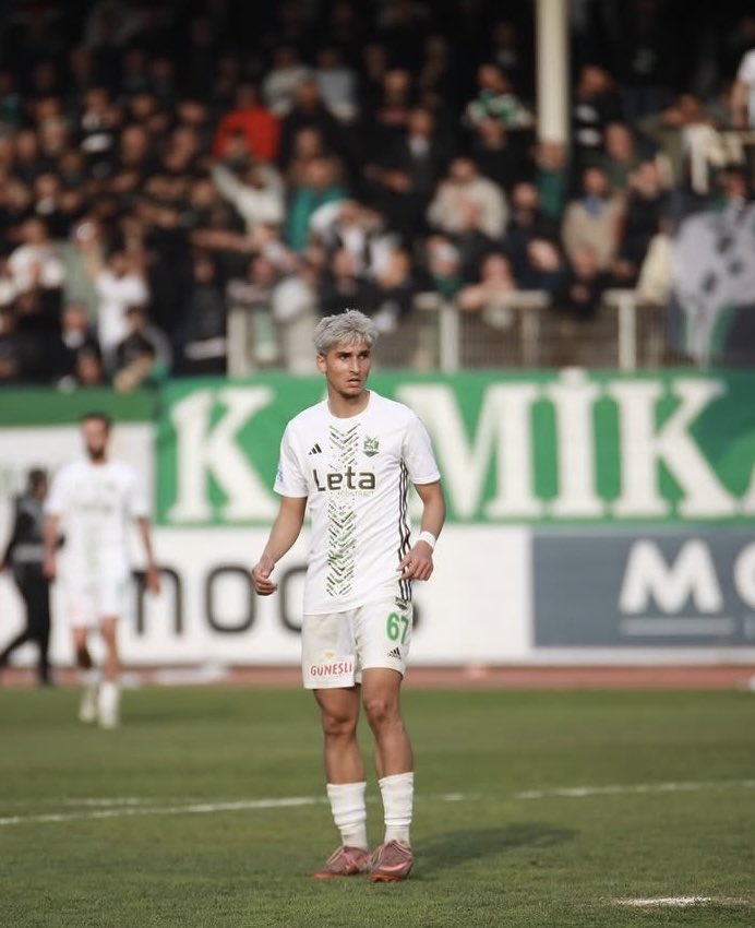 yeraltifutbol's tweet photo. Bu sezon İnegöl Kafkasspor formasıyla TFF 3. Lig’de, ciddi bütçeler kurarak şampiyonluk hedefleyen rakiplerinin önünde mutlu sona ulaşan kadroda genç bir isim dikkatleri üzerine çekti: Tümer Oruç. 2006 doğumlu oyuncu sezon boyunca yalnızca aldığı sürelerle değil; sahaya koyduğu enerji, fiziksel kapasitesi ve çok yönlü oyun yapısıyla Hasan Uğur hocanın en güvendiği profillerden biri haline geldi.

Sezon boyunca sağ bek, sağ kanat bek, sağ ön, sol ön ve forvet pozisyonlarında görev alabilmesi ise onun en önemli artılarından biri. Birden fazla rolü oynayabilmesi yalnızca atletik özelliklerinden değil, oyunu anlama becerisinden de kaynaklanıyor. Savunma disiplinine bağlı, görev sadakati yüksek bir oyuncu olması teknik ekip adına büyük avantaj sağlıyor. Hücum tarafında ise topsuz oyundaki etkinliği dikkat çekiyor. Bek arkasına yaptığı koşuların yanı sıra stoper-bek arasındaki boşluklara yaptığı “half space” koşularıyla savunmaları zorlayan bir profile sahip. Özellikle kaliteli pasörlerle birlikte oynadığında önemli bir hücum silahına dönüşebiliyor. Yüksek aerobik kapasitesi, ön alan baskısındaki agresifliği, tekrar eden sprint gücü, hızlanması ve temposuyla “modern” oyunun aradığı dinamik profillerden. 

Bu sezon ortalama bir skor katkısı verdiği de söylenebilir. Ancak gol vuruşlarının geliştirmesi gereken olumsuz yanlarından biri olduğunu söylemek mümkün. Attığı gollerin önemli kısmı takipçilik üzerinden gelirken kafa vuruşlarında yeterli seviyeye ulaşmış değil. Kendisi ile ilgili yaptığım araştırmalarda çok düzenli yaşayan-beslenen, profesyonel iş disiplinine sahip bir oyuncu olduğu bilgisi verildi.  Profesyonel yaşam disiplini ve fiziksel potansiyeli düşünüldüğünde önümüzdeki yıllarda üst ligler için dikkatle takip edilmesi gereken oyuncular arasında gösterilebilir.

Onun adına belirleyici olacak nokta ise top ile ilişkisini ve set hücumlarındaki aksiyon çeşitliliğini geliştirmesi olacak. Bu alanlarda yapacağı gelişim sahip olduğu atletik avantajları çok daha değerli hale getirebilir.