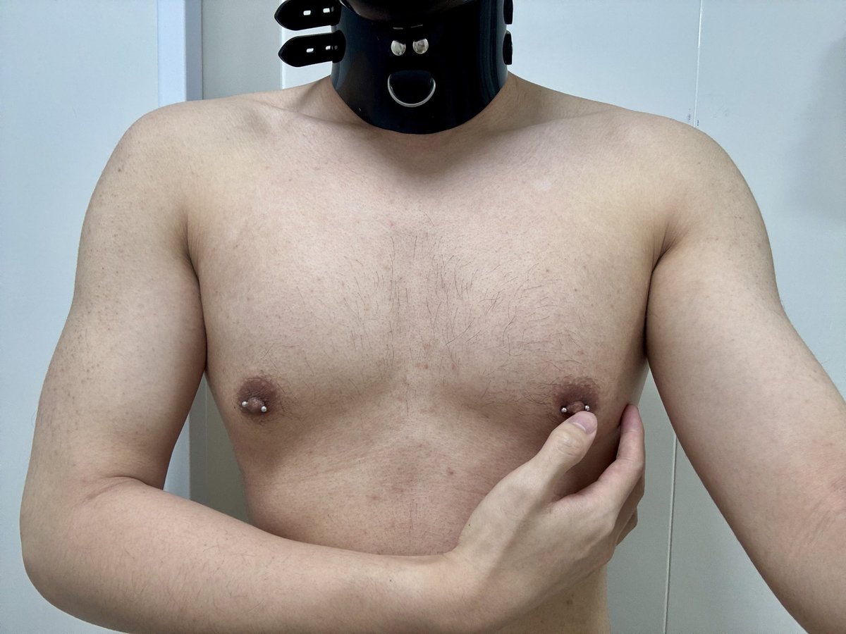 CB_PUPPY_SLAVE's tweet photo. 推开门赫然出现了一个黑色卤蛋🦮，仔细看看它的下面还有一块金属🔒。接下来，你是要用脚踢一下金属开关，开始这个玩具，还是抱着它的白袜狠狠吸入呢🥵 https://t.co/oKvEwMYSQT