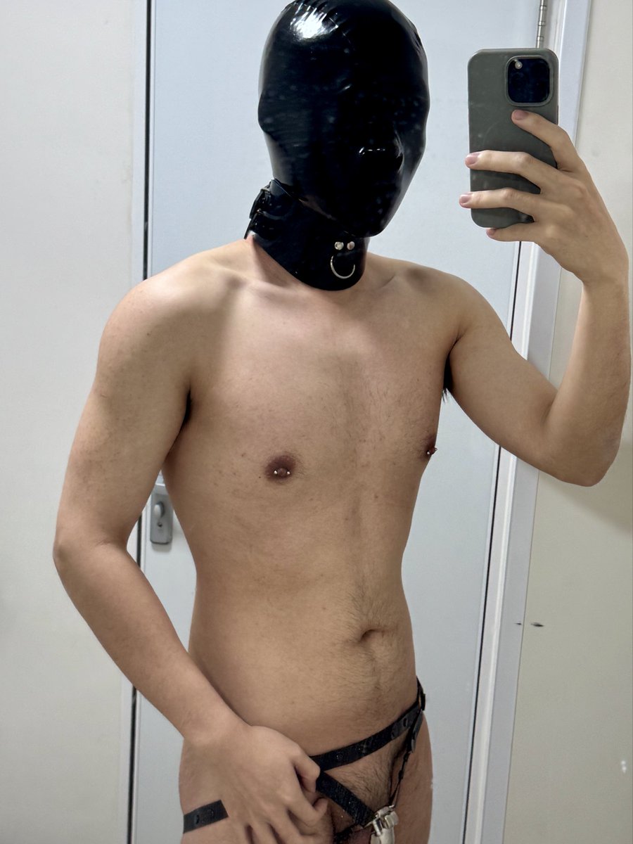 CB_PUPPY_SLAVE's tweet photo. 推开门赫然出现了一个黑色卤蛋🦮，仔细看看它的下面还有一块金属🔒。接下来，你是要用脚踢一下金属开关，开始这个玩具，还是抱着它的白袜狠狠吸入呢🥵 https://t.co/oKvEwMYSQT