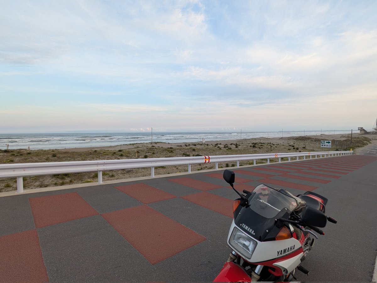 PooTaRoMkII's tweet photo. 九十九里浜　豊海海岸
たくさん走ったし、そろそろ暗く��り始めたからお家に帰ろう。
海沿い走って結構潮風浴びたから、帰ったら洗車必須だな。
#FJ1200
#九十九里
#豊海海岸 https://t.co/YNrAHi56VN