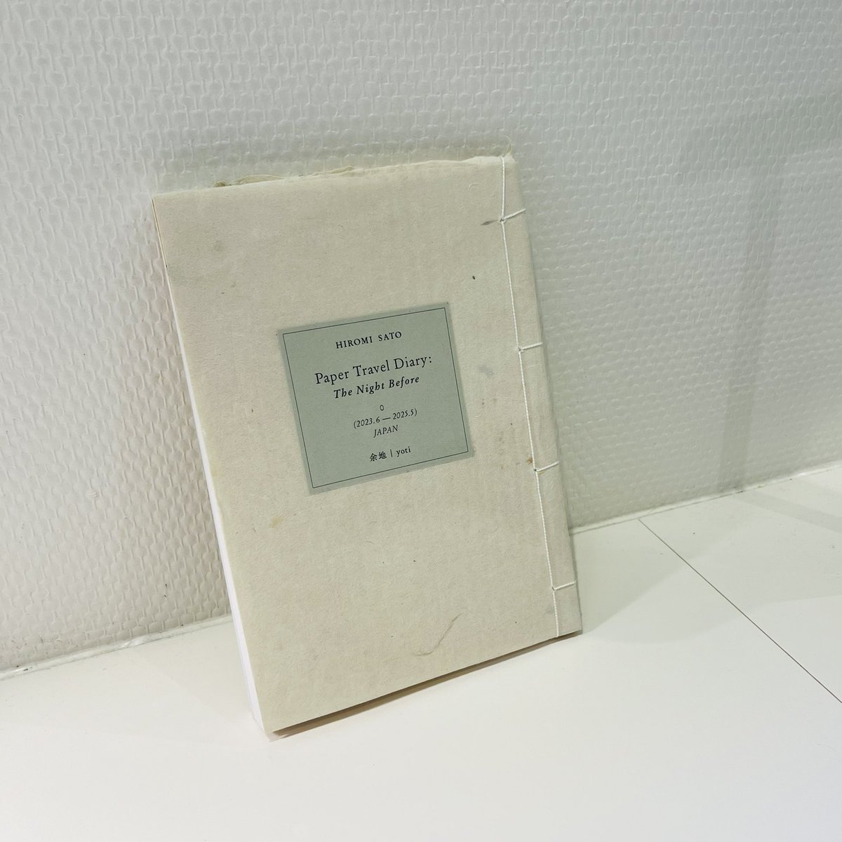gorikichi's tweet photo. 西荻窪FALLの余地さんの展示で買った『Paper Travel Diary: The Night Before』、和綴の美しく愛おしい手製本。和紙の本ってこういうふうに手になじむのだなあと読みながら思う。0号と題された、続いていく和紙の産地めぐりの旅と日記。琉球紙、小川和紙、白石和紙…、貼り込まれた紙を手で撫でる。 https://t.co/fEsoC7rVNL