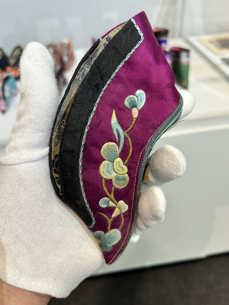 出展作品が美術館に搬入されました。✨纏足の靴の小ささや、スリットの