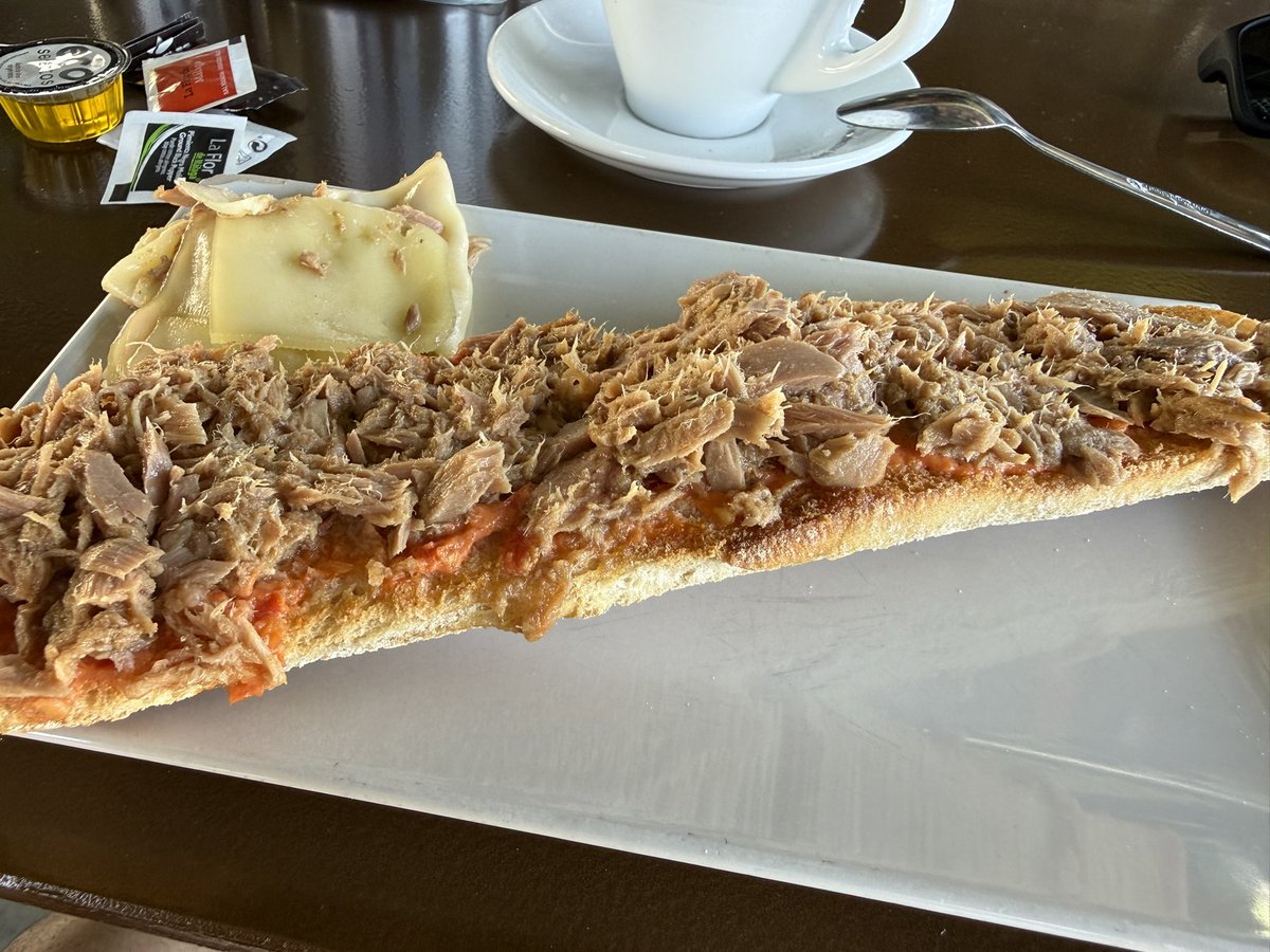 Ajsmorillas's tweet photo. Prompt para el camarero: ponme media tostada de atún con base de tomate.

Resultado: https://t.co/0KnhKyhiH6