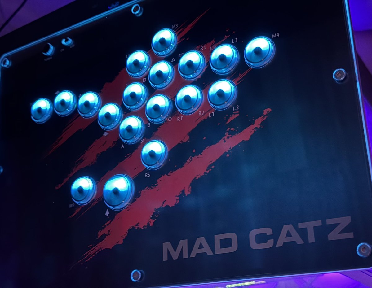 DONPISHA22's tweet photo. EVOJの時に頂いたMAD CATZのN.E.K.O.で今日は鉄拳とギルティ遊ぶぞ
20のボタンは初めてで、小さいけどどうなのなーと思ったけど全然使いやすいし、色んな色に光ってめちゃカコイイ

レバーのTE2以来にMAD CATZ触れて嬉しい！ https://t.co/N8qoslcbSH