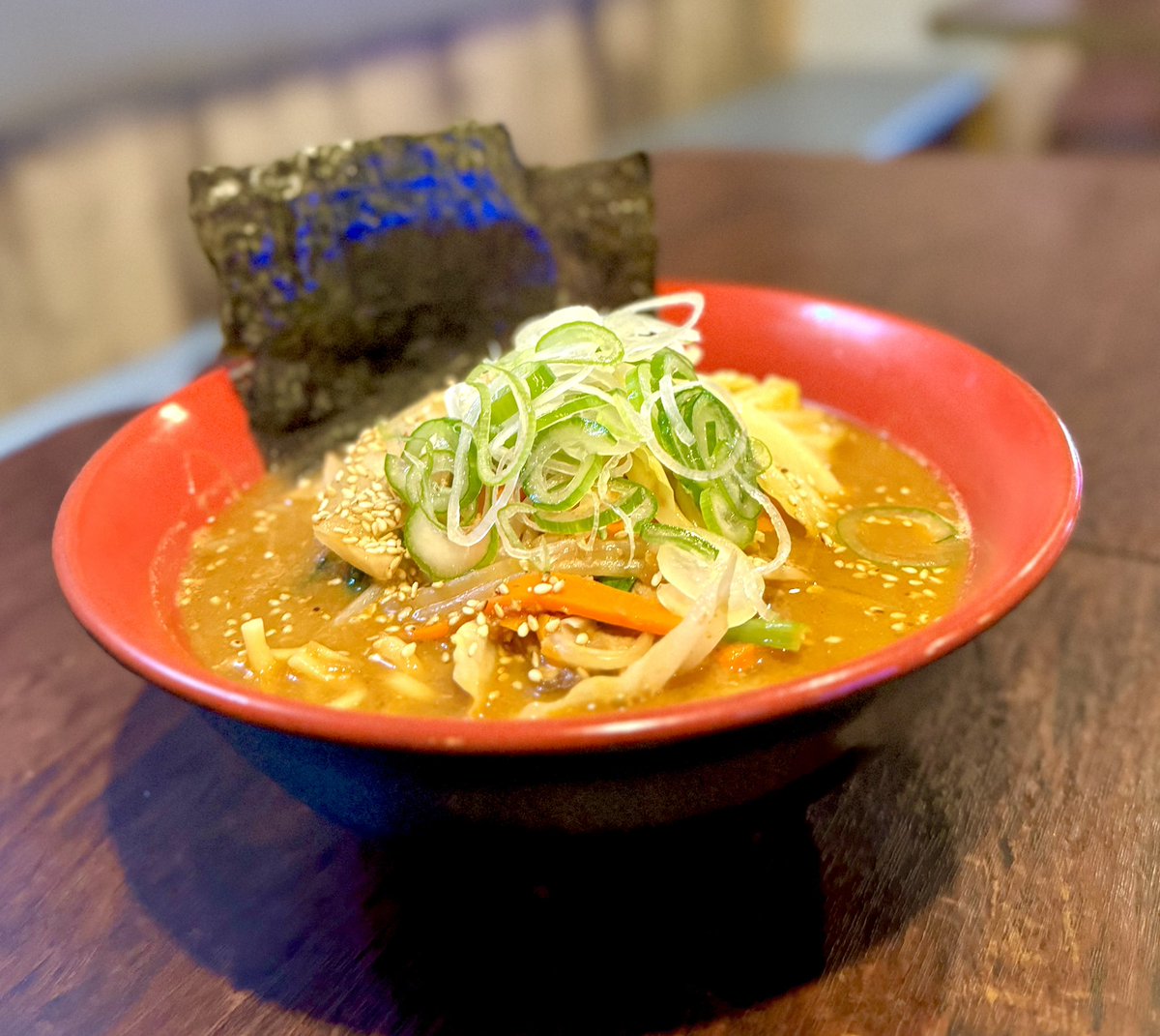 MerryGrotto's tweet photo. 本日はカイネ&amp;いおり&amp;うりぼーでお待ちしてます♪

カイネ特製味噌ラーメン仕込みました🍜
辛味噌もできます👍
自家製ラー油でピリ辛〜激辛選べます🌶️
ご賞味ください🍜

明日からリーグ始まります！
練習にいかがっすか！

今宵も元気にオープン🍺 https://t.co/dNkrKYV6Jn
