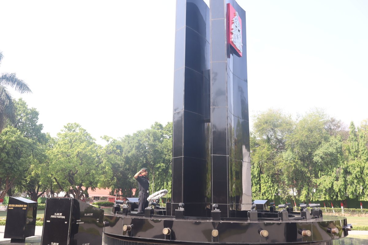 Jkra_Group's tweet photo. #OnThisDay Sep Suram Singh of #LUCKYSEVENTH made the supreme sacrifice for the #nation during INDO PAK WAR 1947-48. A solemn #wreathlaying ceremony was organised at #JAKRRC to honour the brave soldier of Regiment
#JAKRIFkeVeer https://t.co/Abtg6dW1Ss