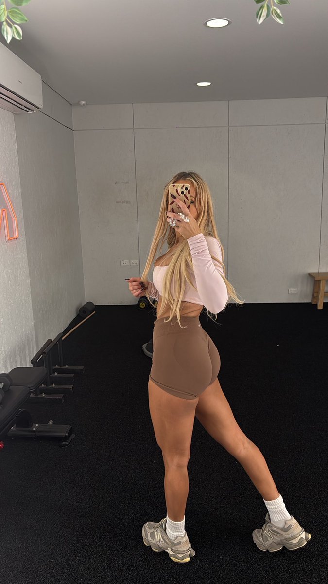 Ellemxxoo's tweet photo. What would you do if I walked past you in the gym ? https://t.co/l5q2411C0k