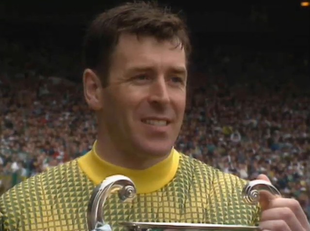 RTEArchives's tweet photo. WATCH: Parkhead in Glasgow hosts a special farewell for Packie Bonner as Celtic play a Republic of Ireland selection RTÉ News reports #OnThisDay in 1991 
https://t.co/Ys08tF1Fdx @CelticFC https://t.co/77ajhNfJwy