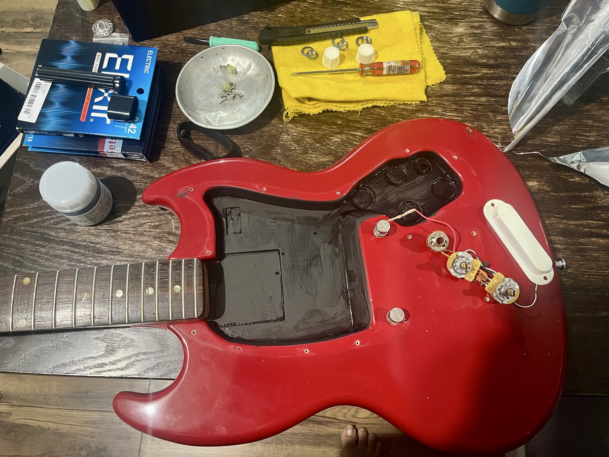 da084ken1's tweet photo. 60年代のギターあるある。ノイズが酷いのでついにノイズ対策をしました。売るつもりはないし、もっとガシガシ使いたいので、後悔は全くない。さてどのくらいノイズを抑え込めるか楽しみです！勿論ピックアップ裏も処理したよ！ https://t.co/AvsqzQV28M