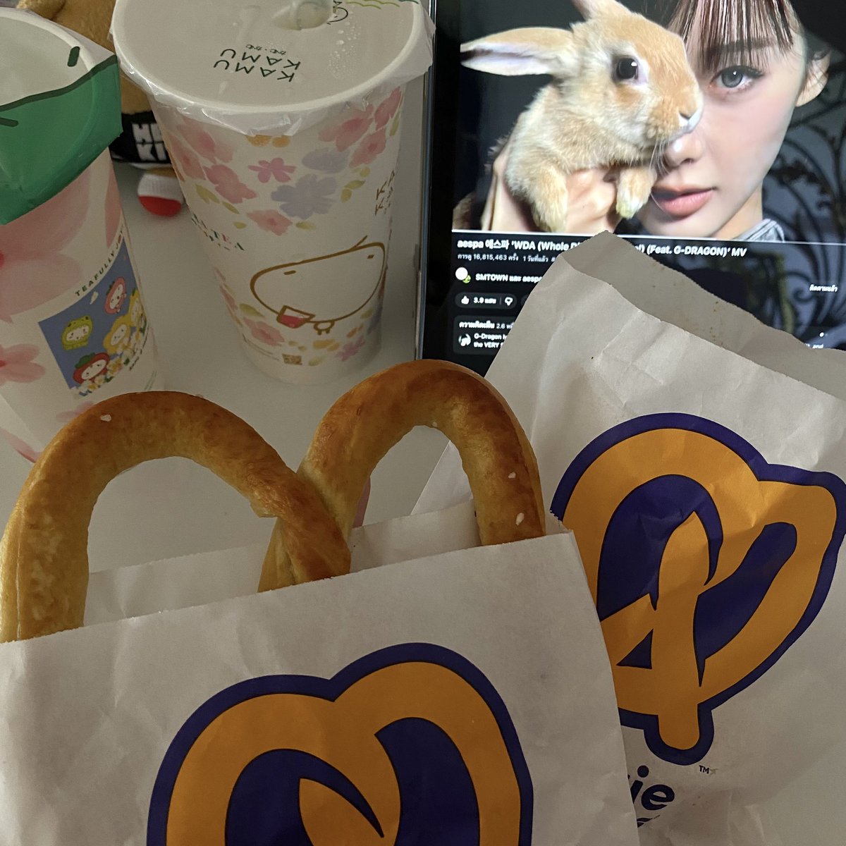 junexluvheart's tweet photo. นี่ไปซื้อของกินตามแอคนี้ เพรทเซลป้าแอนชิ้นละ 1 บาท คามุ 2 แก้วใช้โค้ดใช้คอยน์เหลือแก้วละ30นิดๆเอง คุ้มมากก ชาคามิเลียกับชาอู่หลงพีชไข่มุกฟินสุดด😋💖🤌🏻🍑 https://t.co/dj2LqJzC9L