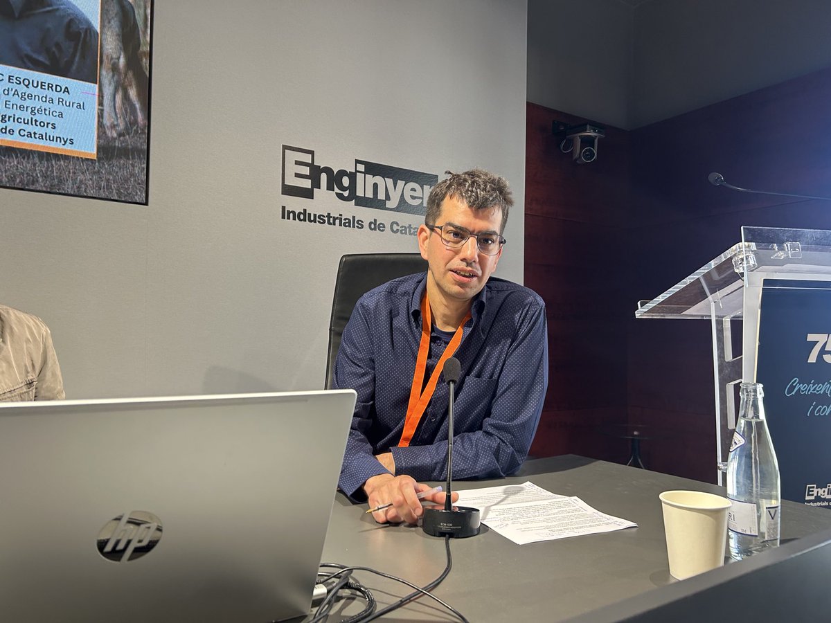 UNEFotovoltaica's tweet photo. .@ArnauUrgell periodista de @NacioDigital, modera la taula sobre les oportunitats que obre l’agrovoltaisme per als agricultors, amb @acatcoregants Unió de Pagesos i Joves Agricultors #JARC https://t.co/bV8C6aysLf